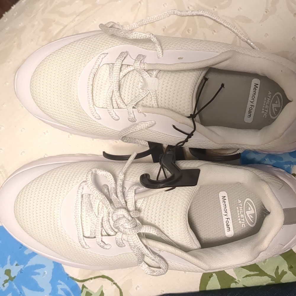 Tennis shoes